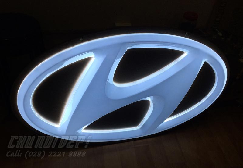 Logo-Hyundai-mạ-crom-xuyên-sáng